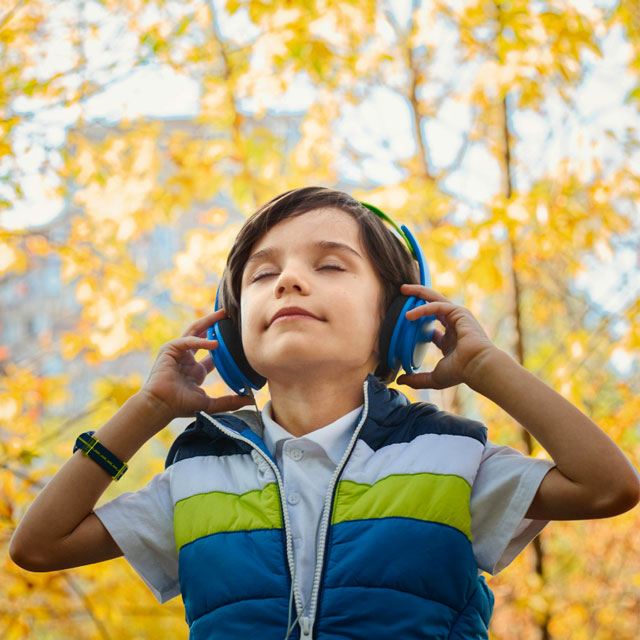 Enfant qui écoute de la musique